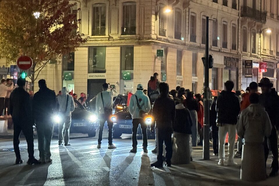 Des supporters albanais bloquent la circulation à Lyon samedi près de la place Bellecour.
