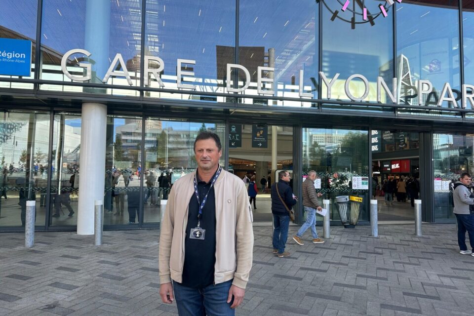 Des policiers du syndicat de police Un1té mobilisés ce mercredi 8 octobre à Lyon Part-Dieu.