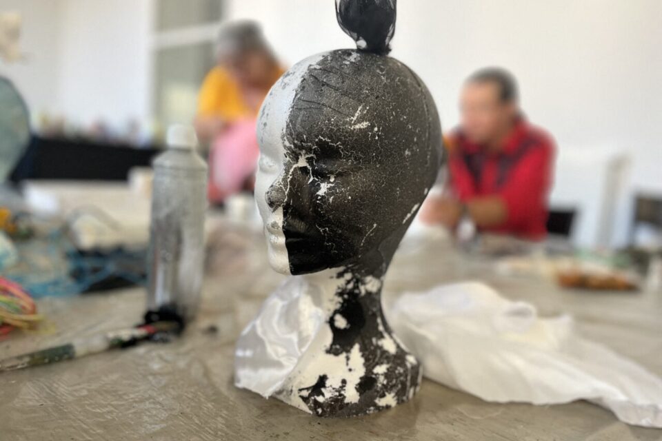 L’atelier se déroule en lien avec l’exposition de Jean-Marie Appriou présentée au MO.CO. Panacée.