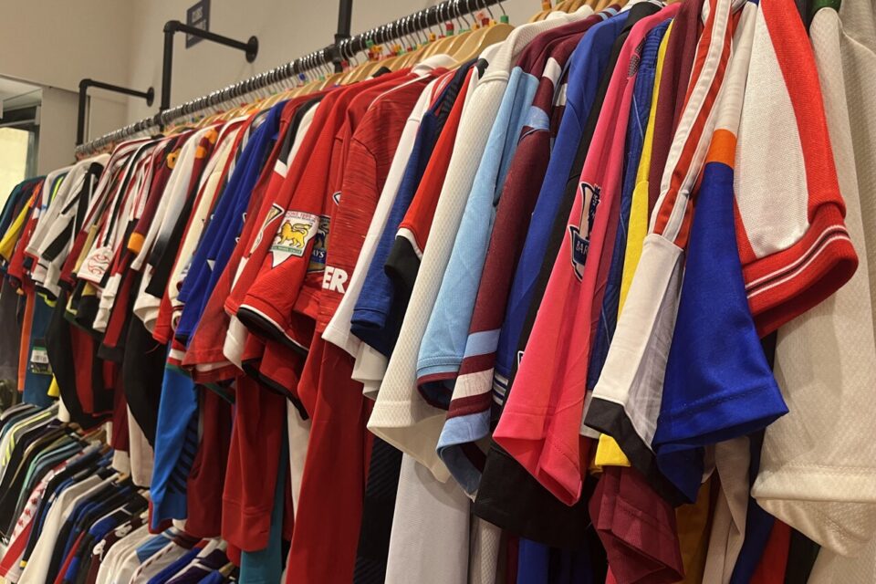 Les maillots sont classés par pays : Angleterre, Espagne, Italie, Allemagne, France, reste du monde.