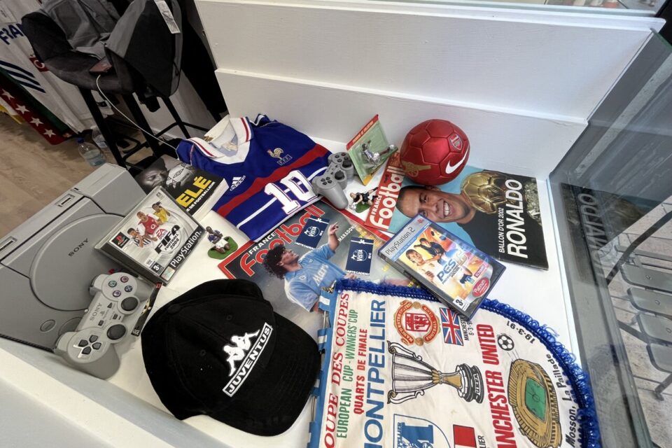 Derrière la vitre, un vieux ballon et une console d’époque complètent l’univers vintage imaginé par les deux fondateurs.