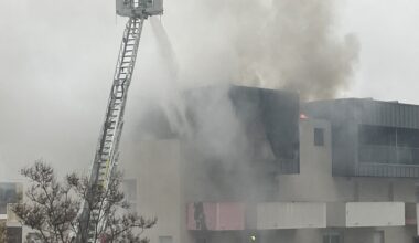un violent incendie embrase le dernier étage d’un immeuble