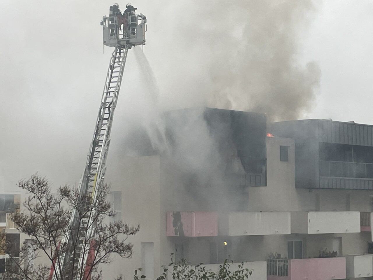 un violent incendie embrase le dernier étage d’un immeuble