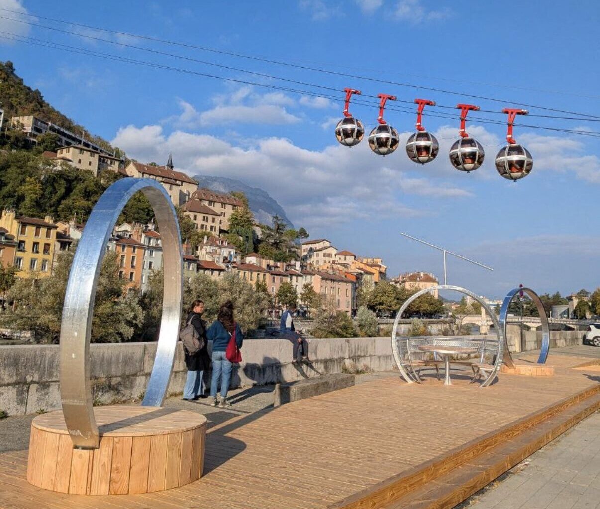 Grenoble. C'est quoi cette drôle de plateforme au pied du téléphérique de la Bastille ?