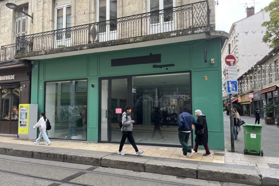 Les locaux de l'ancienne boutique Tezenis sont toujours inoccupés huit mois après sa fermeture.