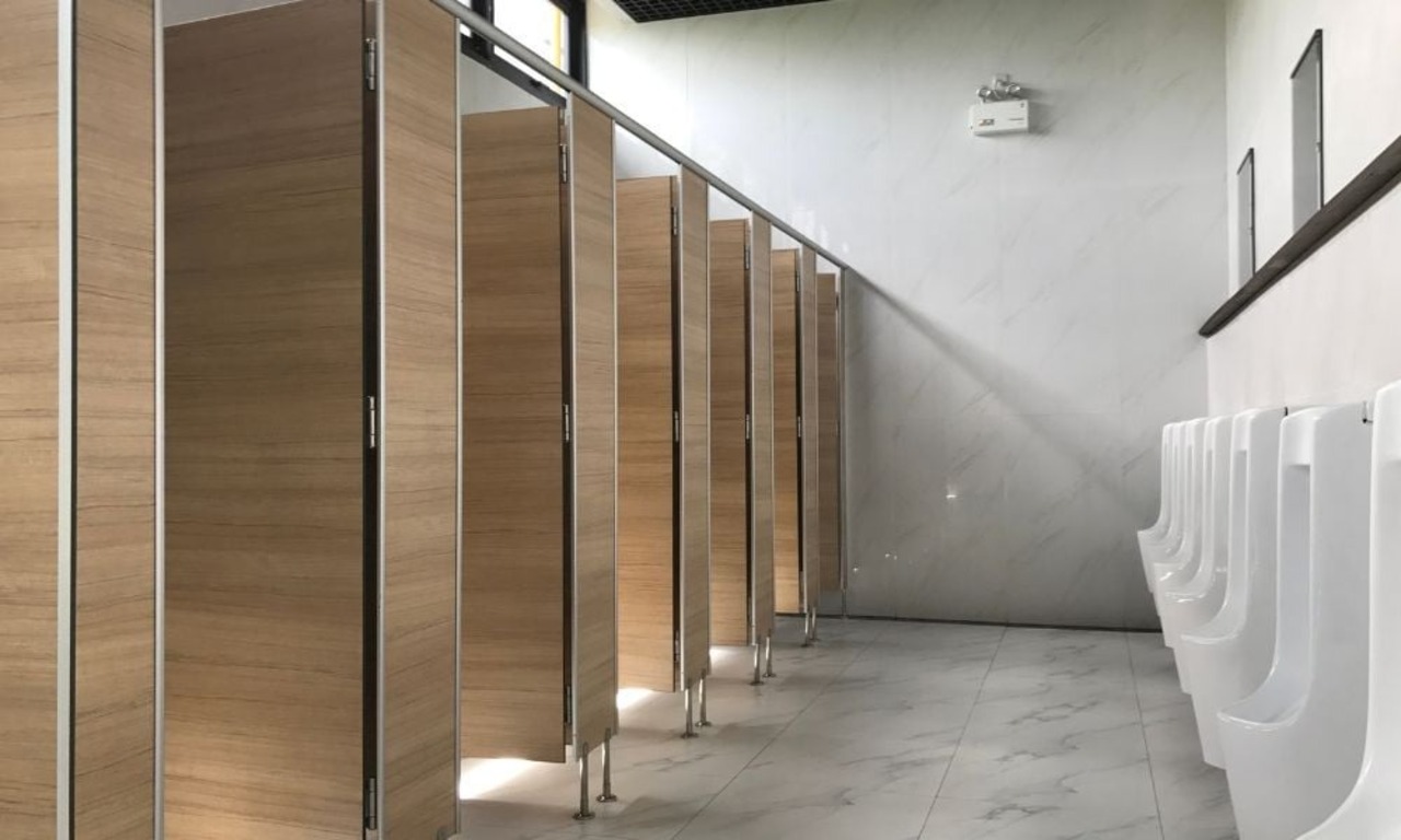 Voici pourquoi les portes des toilettes publiques ne descendent-elles pas jusqu'au sol