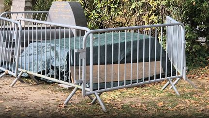 La tombe de Robert Badinter recouverte par une bâche noire après avoir été profanée au cimetière de Bagneux (Hauts-de-Seine), le 9 octobre 2025. (FLORENT CARRIERE / FRANCE TELEVISIONS)