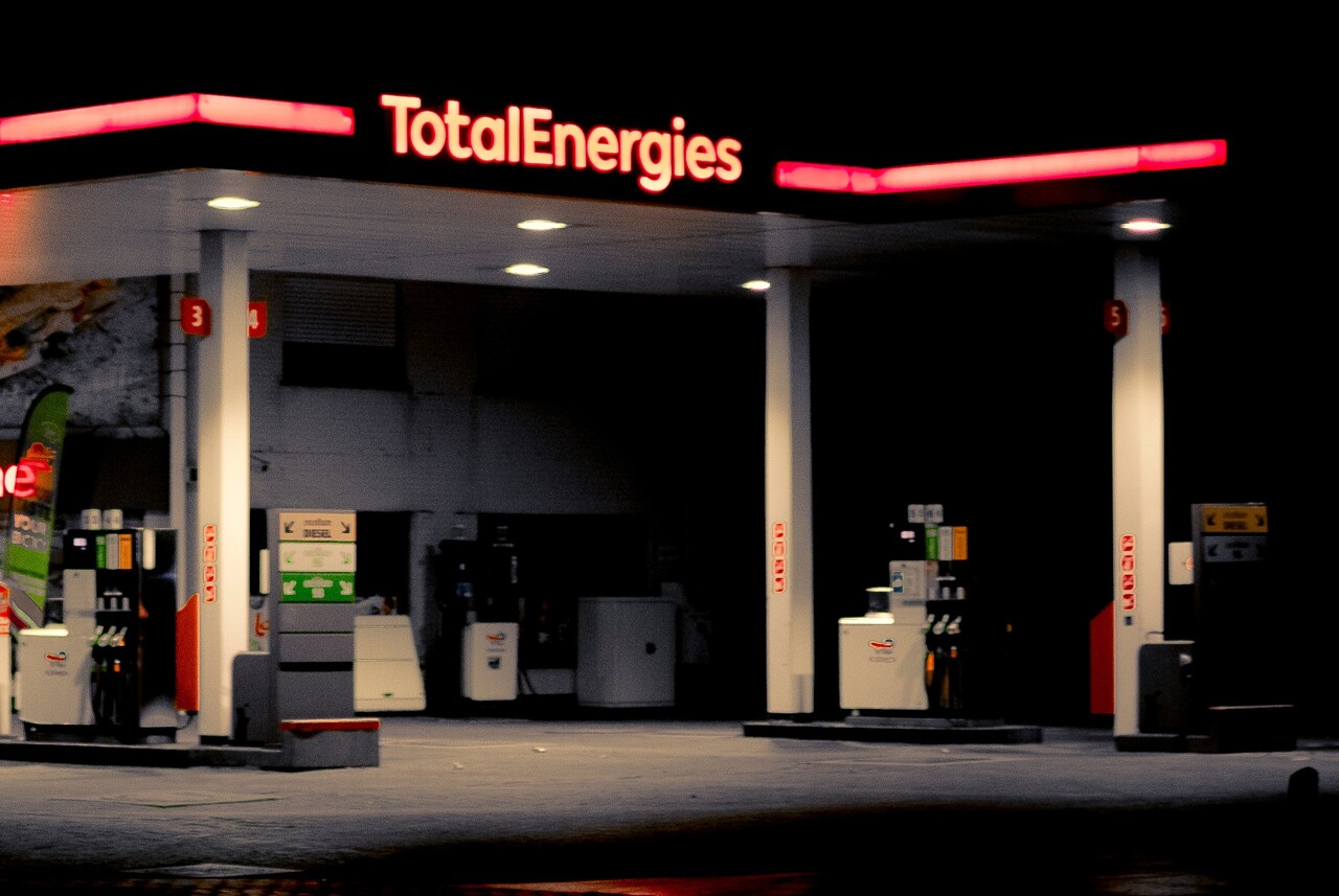 il cambriole la station-service Total en pleine nuit, mais oublie un détail