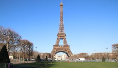 Pourquoi la tour Eiffel, le Grand Palais, le Louvre ou encore Roland Garros seront survolés par un hélicoptère