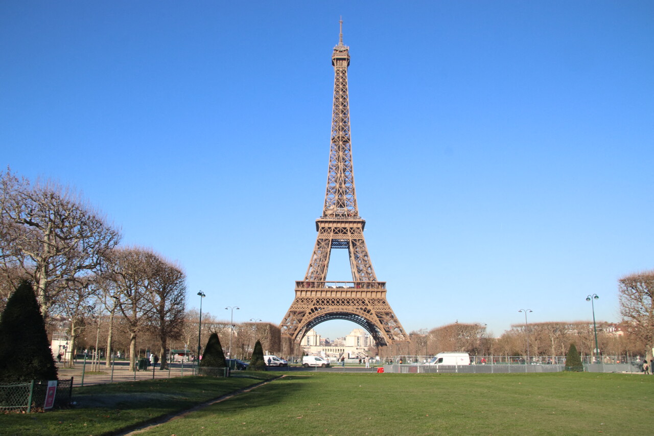 Pourquoi la tour Eiffel, le Grand Palais, le Louvre ou encore Roland Garros seront survolés par un hélicoptère