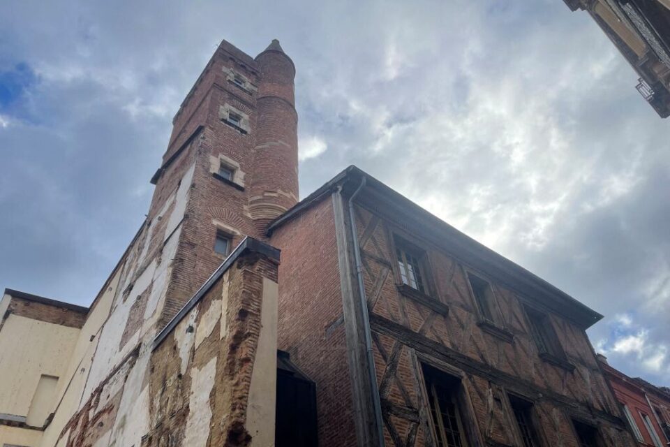 Des capteurs de mouvement sont installés sur la tour Serta.