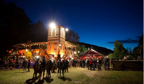 Toutes les structures du festival sont construites en palettes. Photo ER/Lysiane GANOUSSE