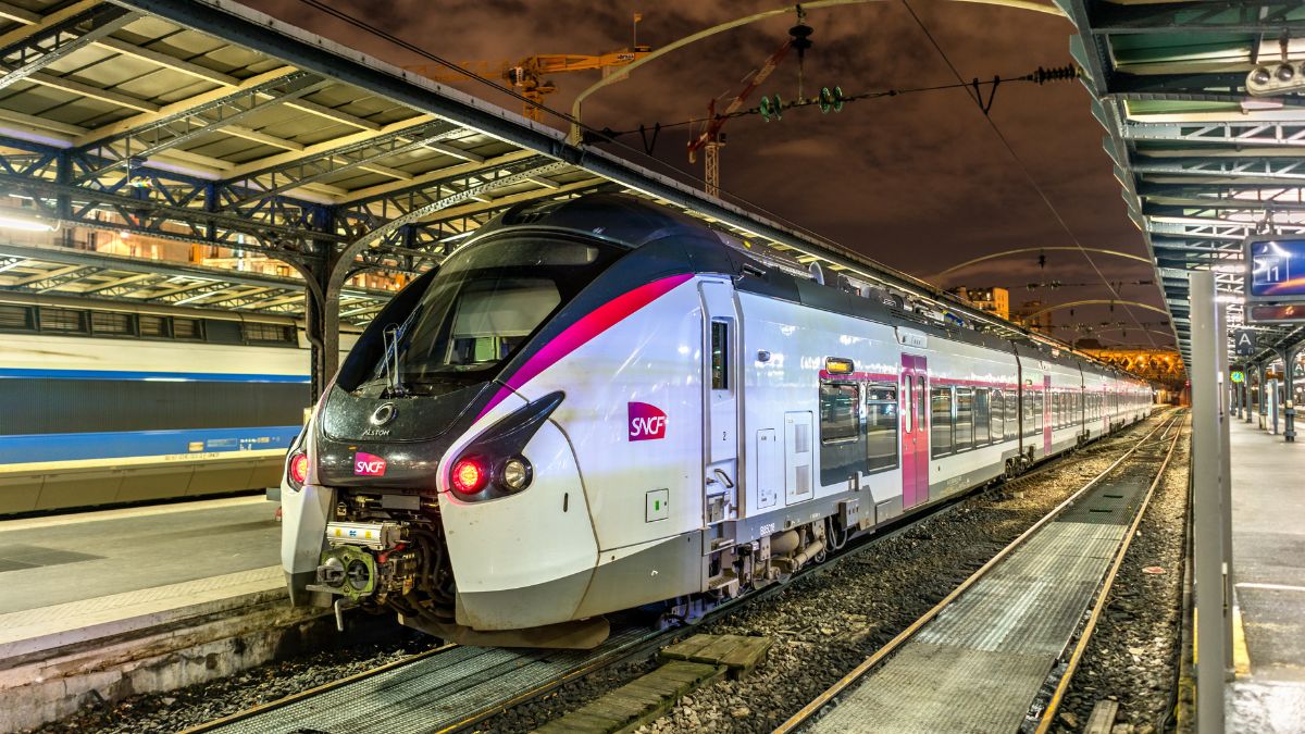 Un train de la sncf en gare - Leonid A.