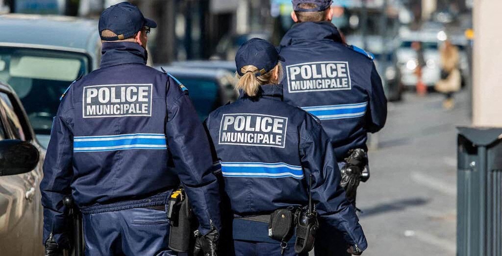 sous "proto", il emboutit quatre voitures, dont une de policiers