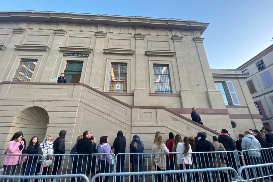Devant le tribunal d'Albi, le tribunal attend, comme chaque matin, depuis le milieu de la nuit.