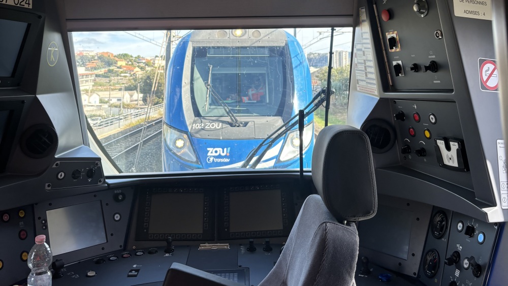 "Nous avons été séquestrés", plus de 120 passagers bloqués plusieurs heures sur les voies