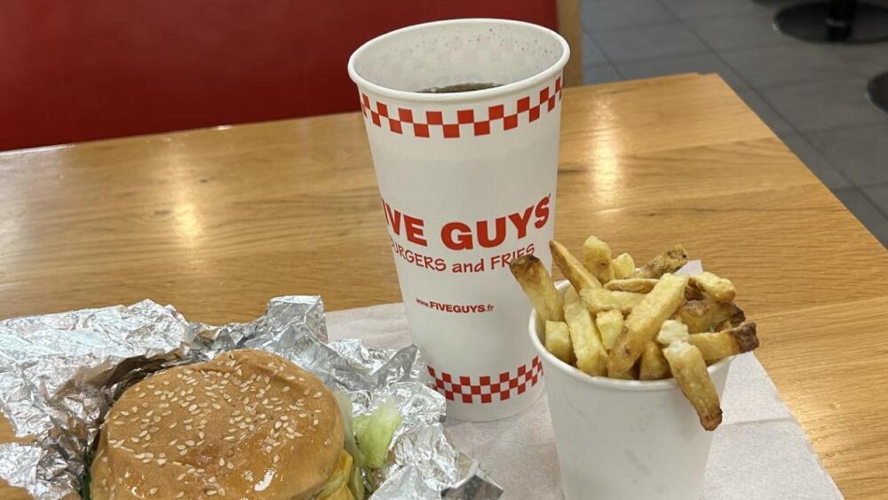 Pourquoi des restaurants Five Guys en France, dont un à Marseille, font réagir l’extrême droite
