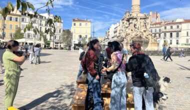 "L'invasion des bancs" sur la place Castellane dans le cadre de "Performer la Ville" à Marseille