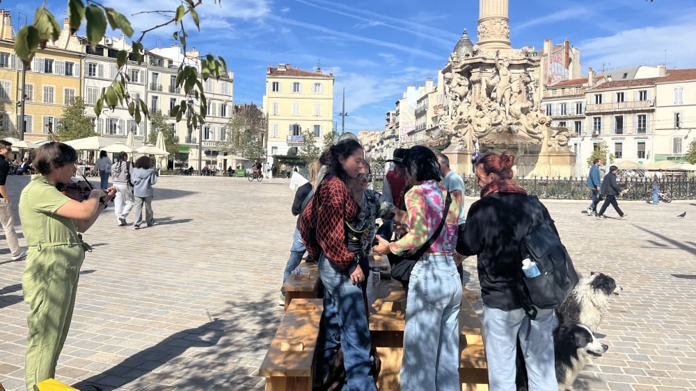 "L'invasion des bancs" sur la place Castellane dans le cadre de "Performer la Ville" à Marseille