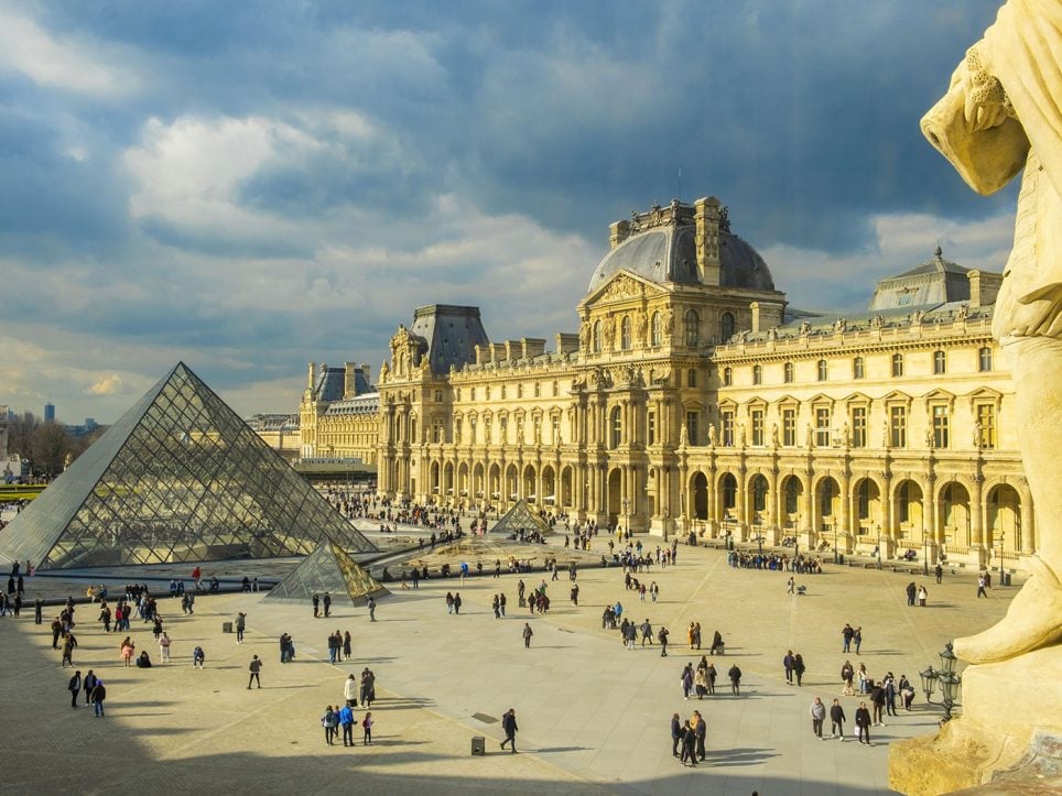 Le musée du Louvre, la cour carrée et la Pyramide