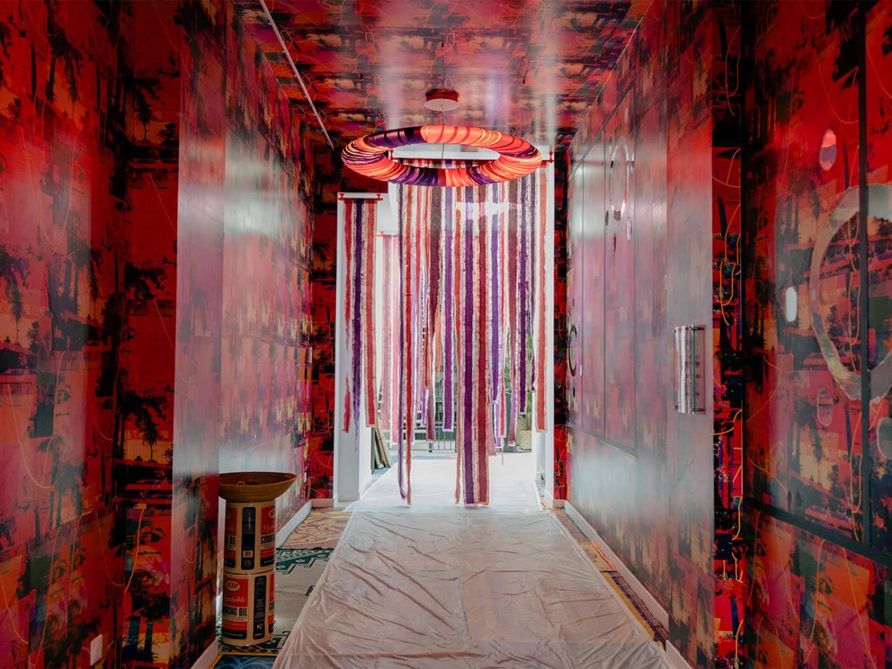 Entrée de la Maison des mondes africains lors de l’exposition “NOIRES” de Roxane Mbanga