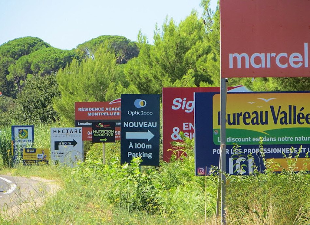 Près de Montpellier. Vendargues épinglée pour sa "forêt de panneaux publicitaires", c'est moche !