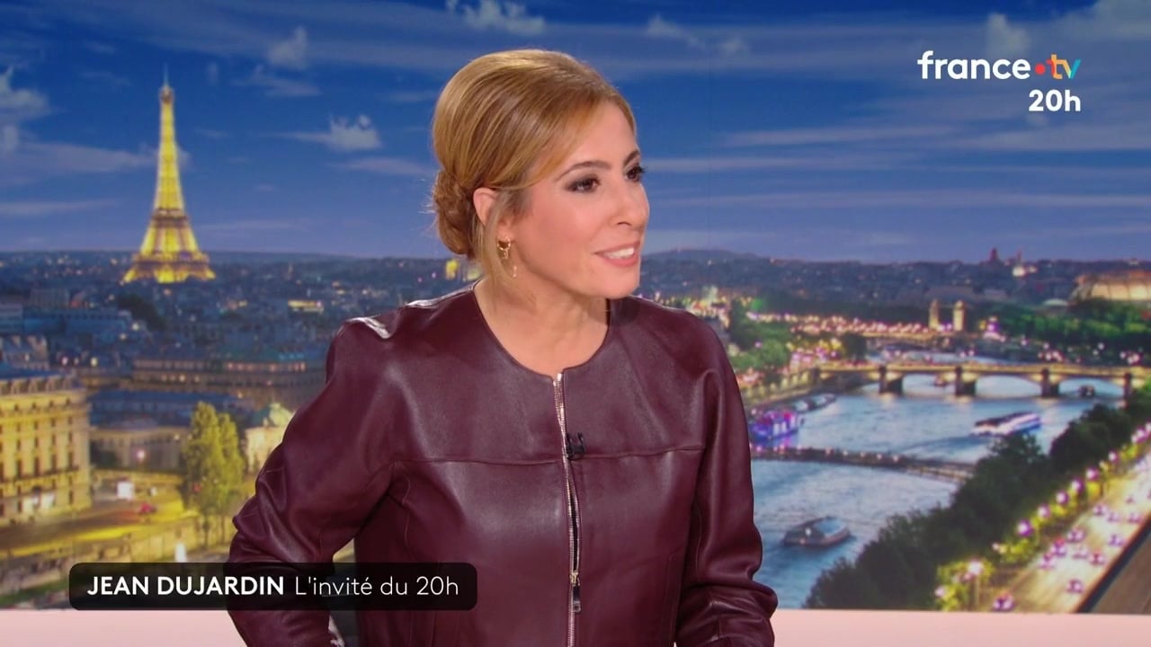 Léa Salamé intimidée ? Ce petit détail flagrant face à Jean Dujardin en plein JT
