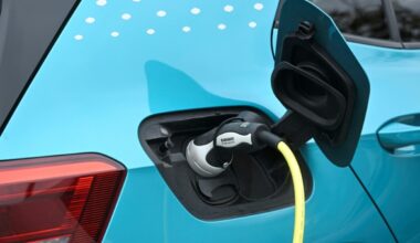 Voitures électriques en Europe : la France prône la flexibilité mais défend l’industrie