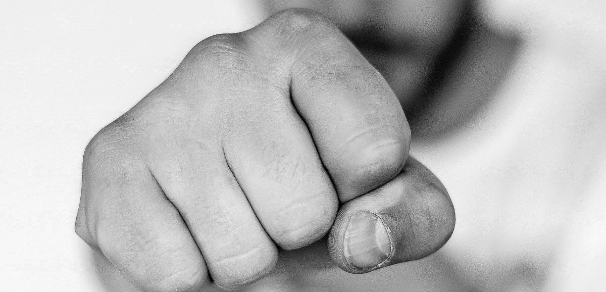 Rouen. Il frappe un passager dans un bus et finit en garde à vue