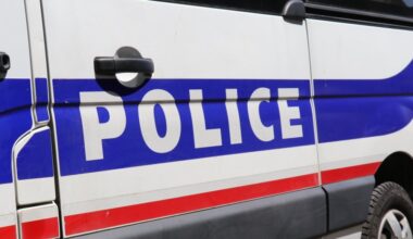 un homme reçoit des coups de poing