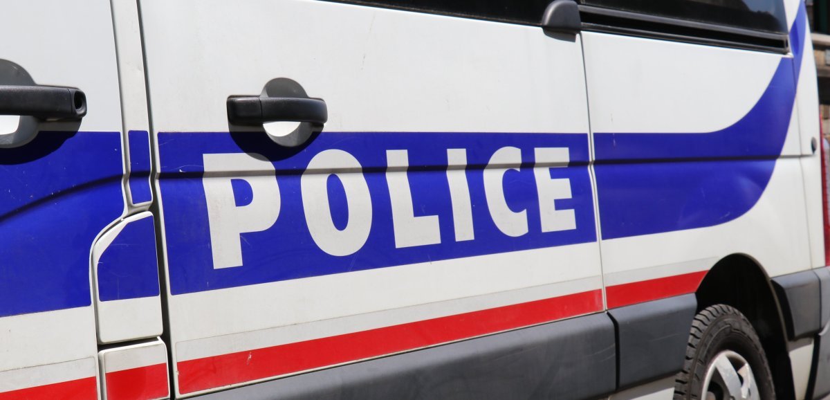 un homme reçoit des coups de poing