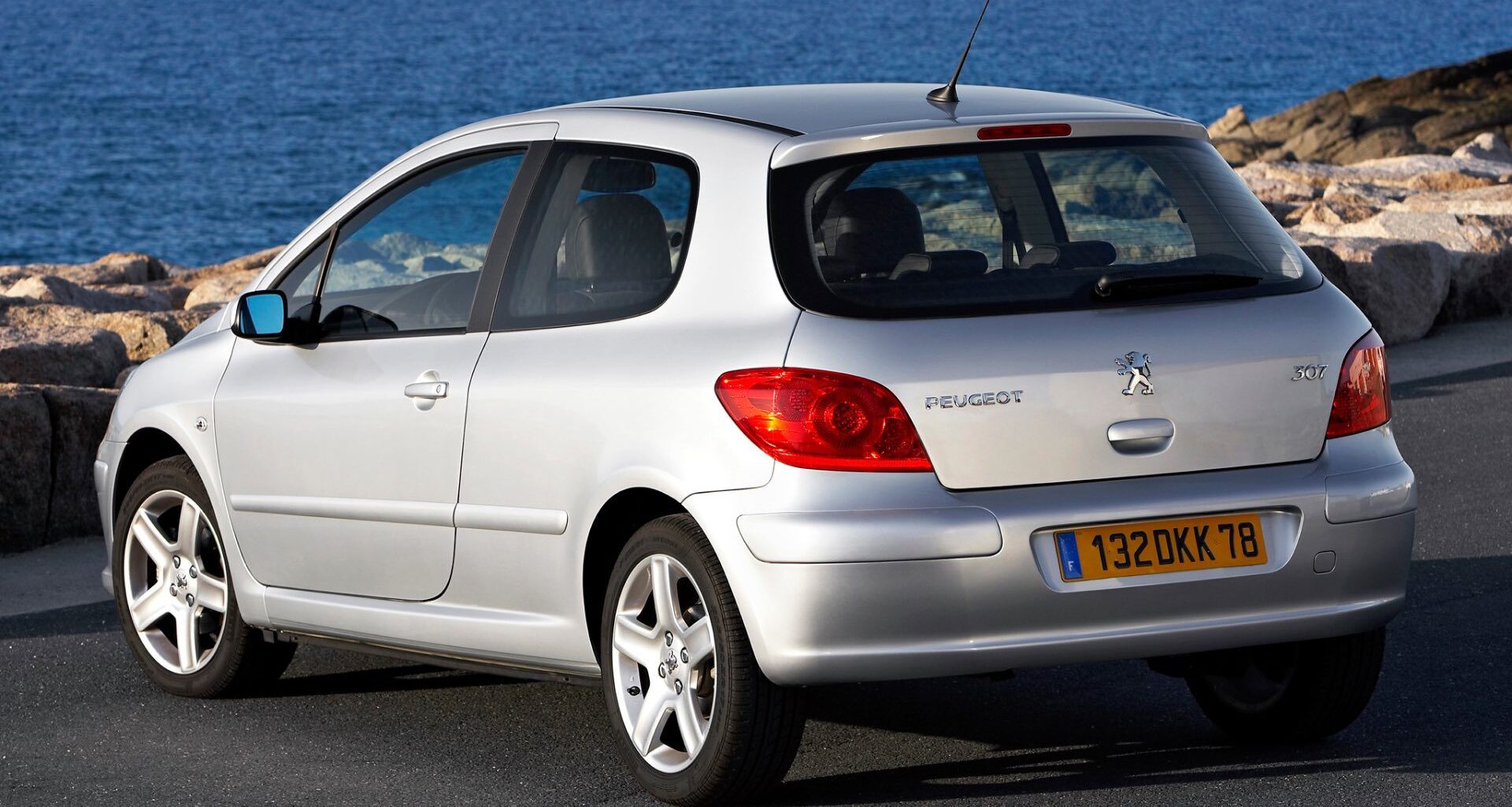 Nouvelle star du tennis, il garde les pieds sur terre… et sa Peugeot 307 (quand d'autres sautent sur une Porsche 911)