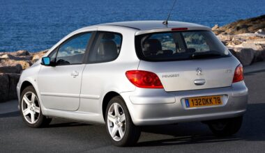 Nouvelle star du tennis, il garde les pieds sur terre… et sa Peugeot 307 (quand d'autres sautent sur une Porsche 911)