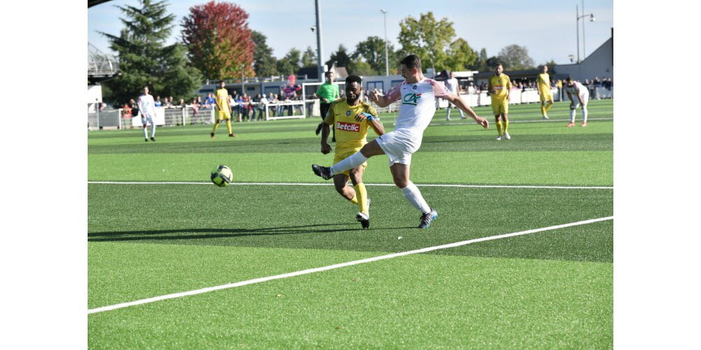 Vainqueur de Mellecey-Mercurey au 4e tour, Châtenoy (en blanc) défie le DFCO, pensionnaire de National, au stade du Treffort ce samedi. Photo P. Monperrus
