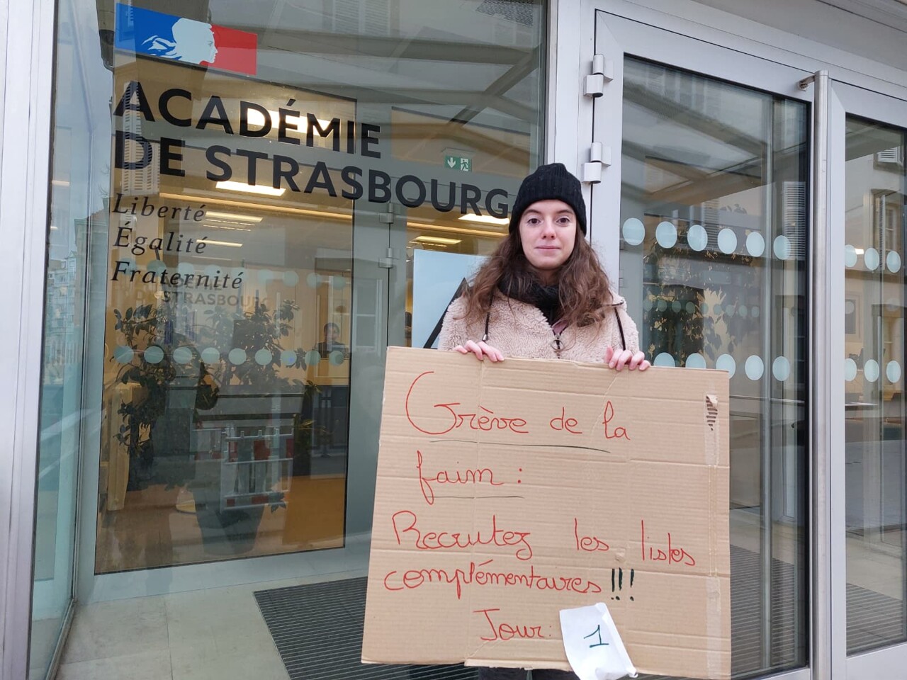 VIDEO. Admise sur liste d'attente, Vanessa entame une grève de la faim jusqu'à obtenir un poste d'enseignante