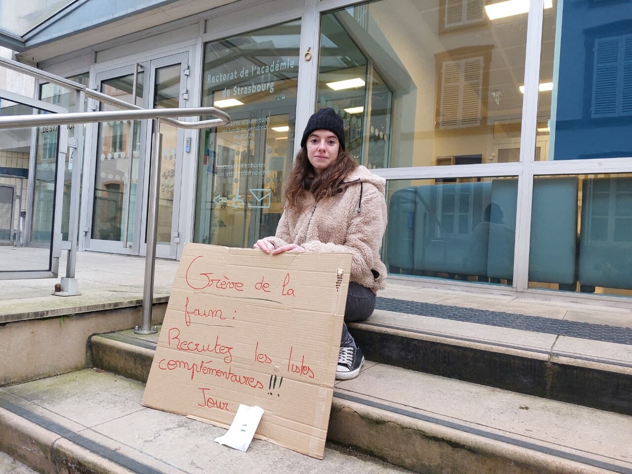 après quatre jours de grève de la faim, la solidarité s'organise autour de Vanessa