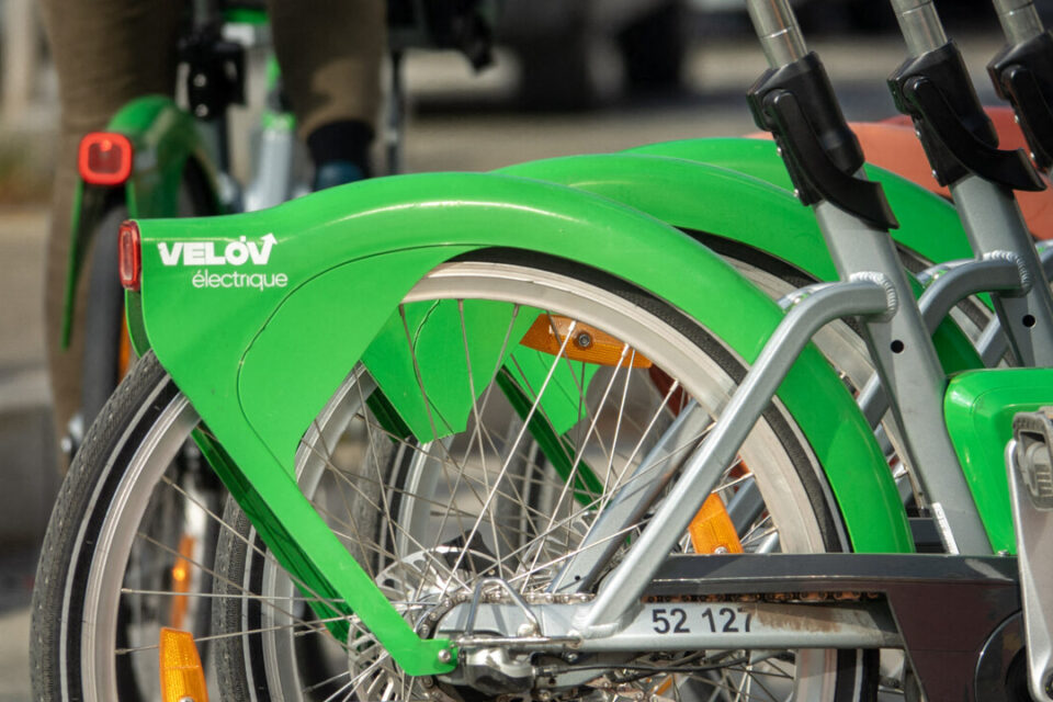 Les Vélo'v électriques, de couleur verte, doivent recharger leur batterie régulièrement.