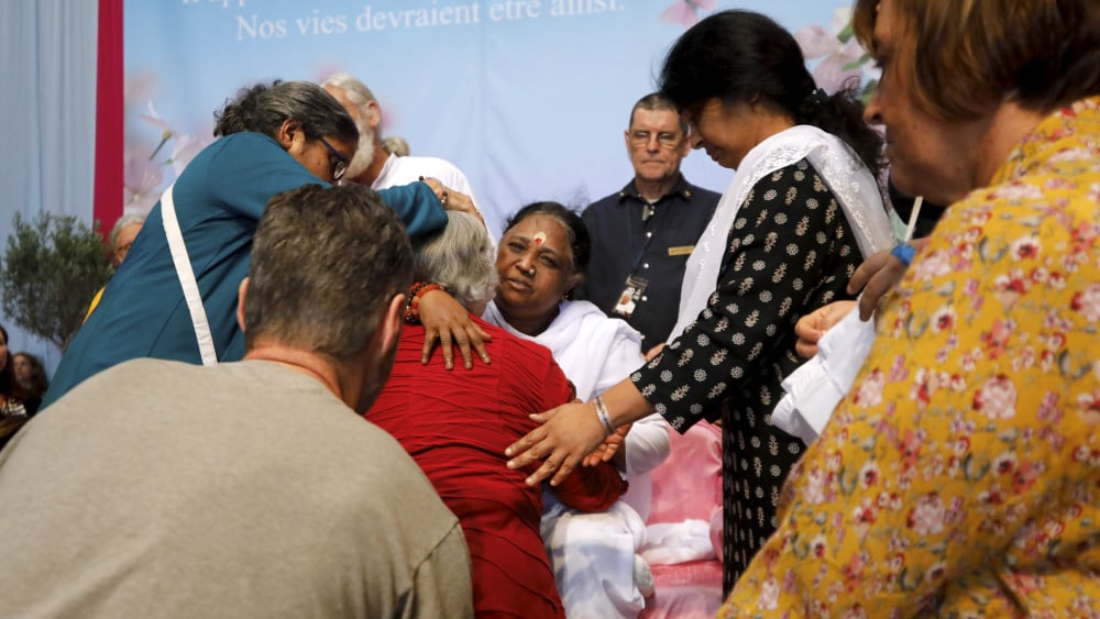 Six ans après sa dernière visite à Marseille, Amma revient distribuer des câlins à Aix-en-Provence