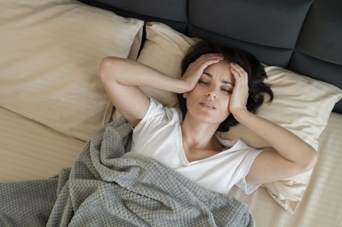voici pourquoi vous ne dormez plus depuis des mois troubles du sommeil angoisse stress Ma Santé Une femme qui n'arrive plus à dormir depuis des mois à cause d'un sommeil perturé par le stress.