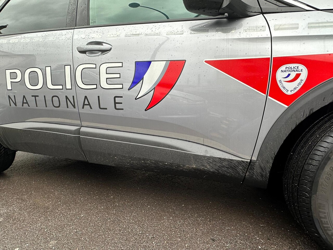en contrôlant une voiture mal garée, la police fait une découverte inattendue dans le coffre