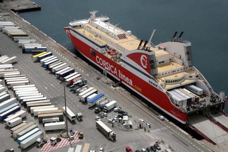 Le navire Pascal-Paoli de la compagnie Corsica Linea, amarré au port de Marseille.