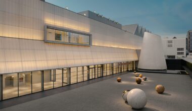 Installation « Pars pro Toto » par Alicja Kwade dans la cour du nouveau musée d’art contemporain Dib Bangkok en Thaïlande