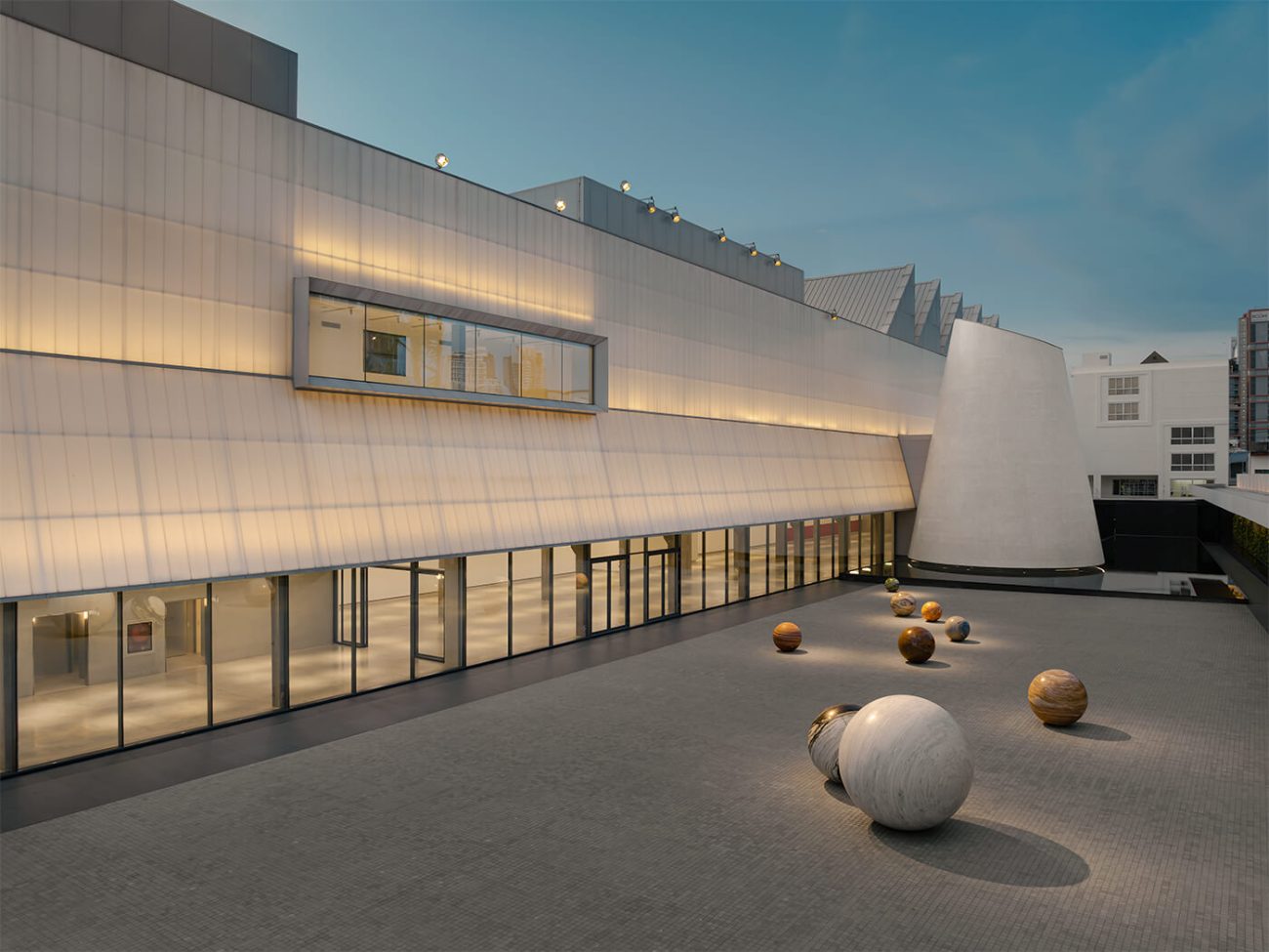 Installation « Pars pro Toto » par Alicja Kwade dans la cour du nouveau musée d’art contemporain Dib Bangkok en Thaïlande