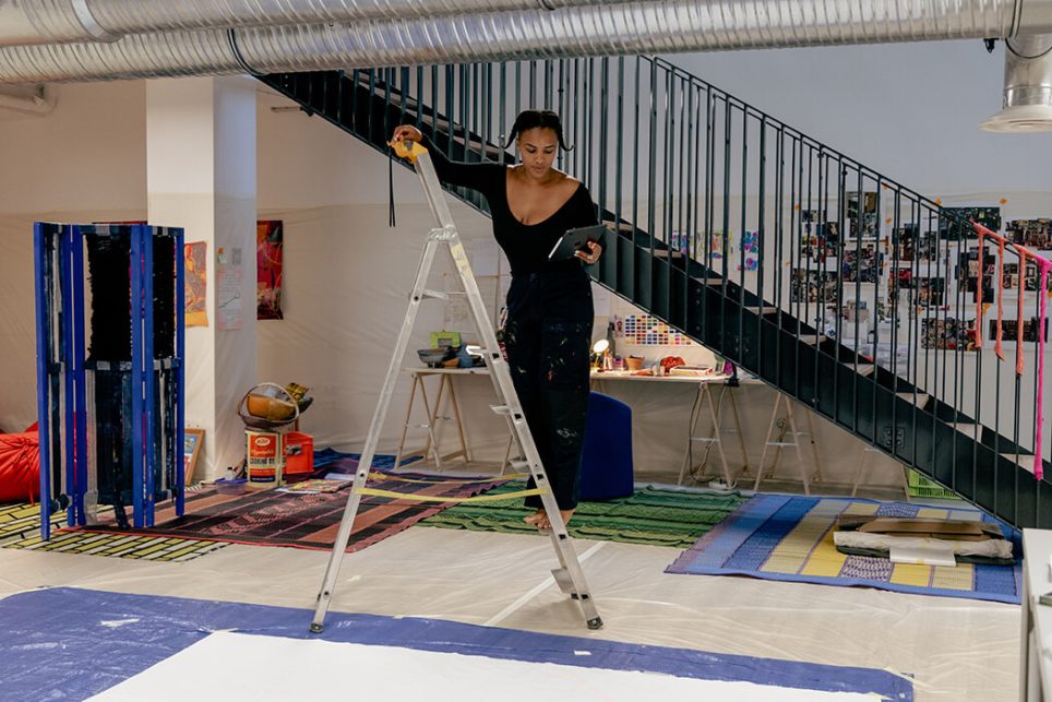 Roxane Mbanga dans les locaux de la Maison des mondes africains pour la préparation de l’exposition « NOIRES »