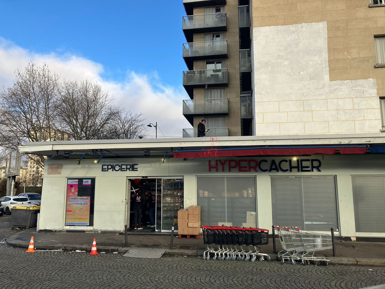 découverte d'un tag antisémite à proximité de l'Hypercacher de Vincennes, une enquête ouverte