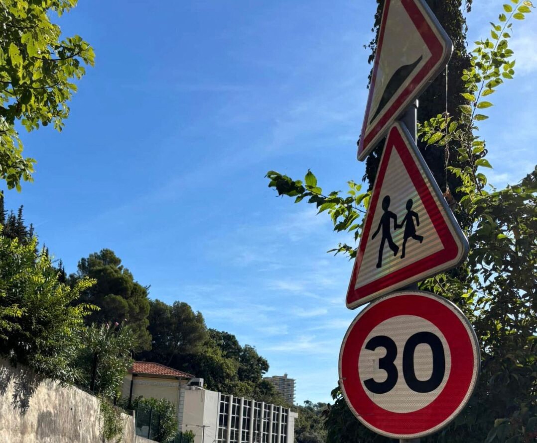 deux panneaux étaient mal orientés, ce papa s'inquiétait pour la crèche