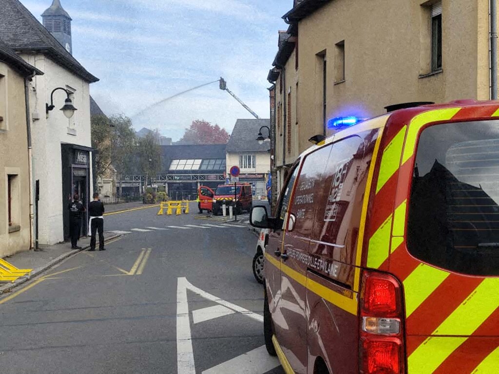 un incendie se déclare dans une galerie commerciale, le marché hebdomadaire est évacué