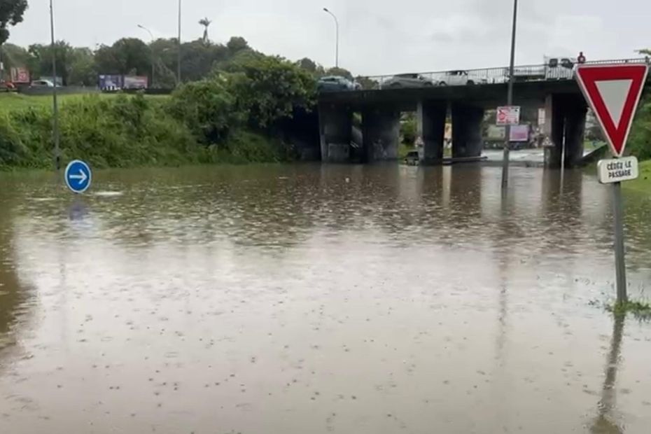 Inondations, voitures emportées, bateau échoué... les premiers effets de la Tempête Jerry se font ressentir