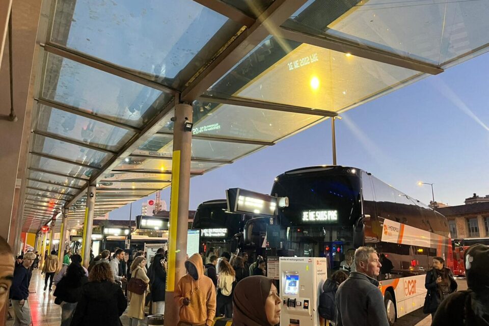 A la gare de Saint-Charles de Marseille, les bus pour Aix-en-Provence partent toutes les cinq minutes en heure de pointe.