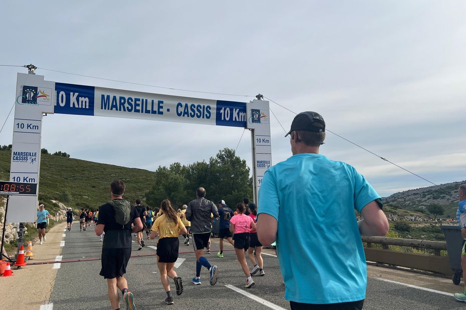 la course se poursuit après l'arrivée des élites